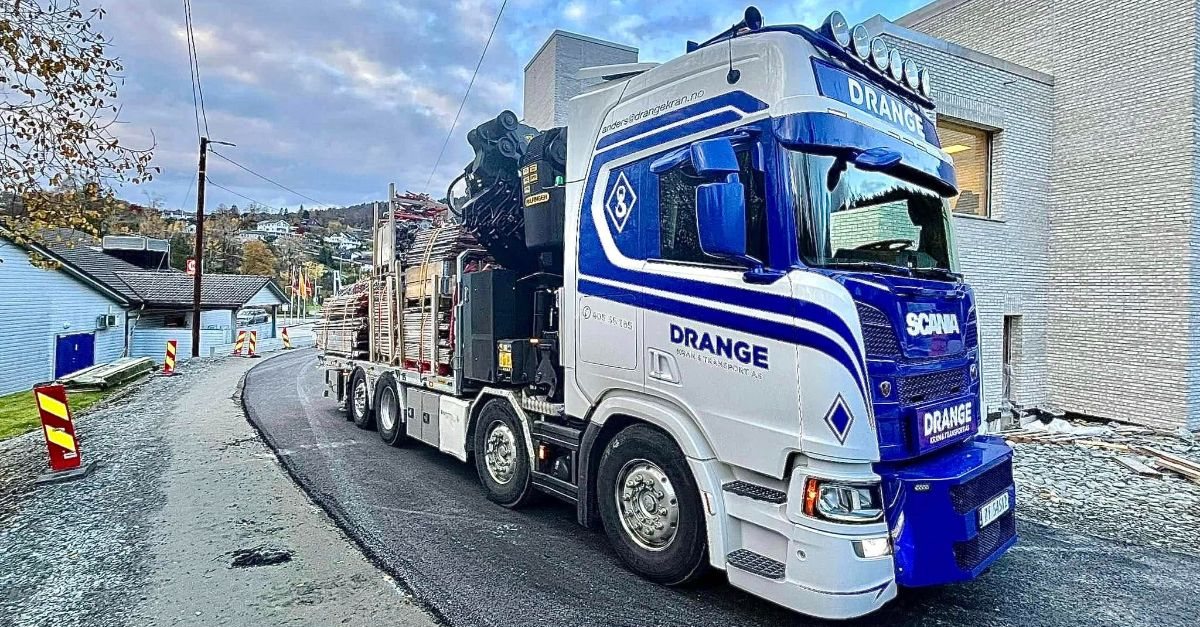 Drange Scania kranbil i blått og hvitt